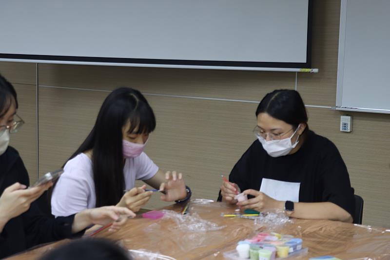 南大同學運用天然皂基與色料，創作出造型多變、色彩繽紛的香皂作品，展現創意巧思。