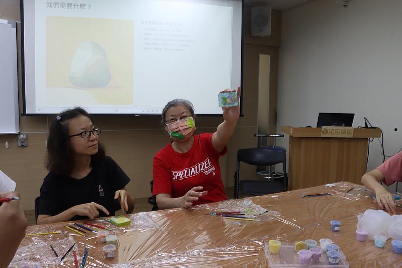 南大創新育成中心舉辦「手作文旦香皂及擴香香皂盒」體驗課程，學員專注投入創作，現場洋溢香氣與笑聲。