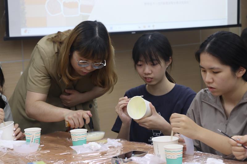 講師示範手工皂雕刻與香氛調配技巧,帶領南大同學親手體驗生活美學的創作樂趣。