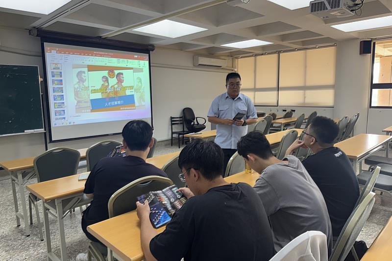 南大校友服務中心邀請海巡署東南沙分署舉辦招募說明會，吸引眾多同學前來聆聽與交流。