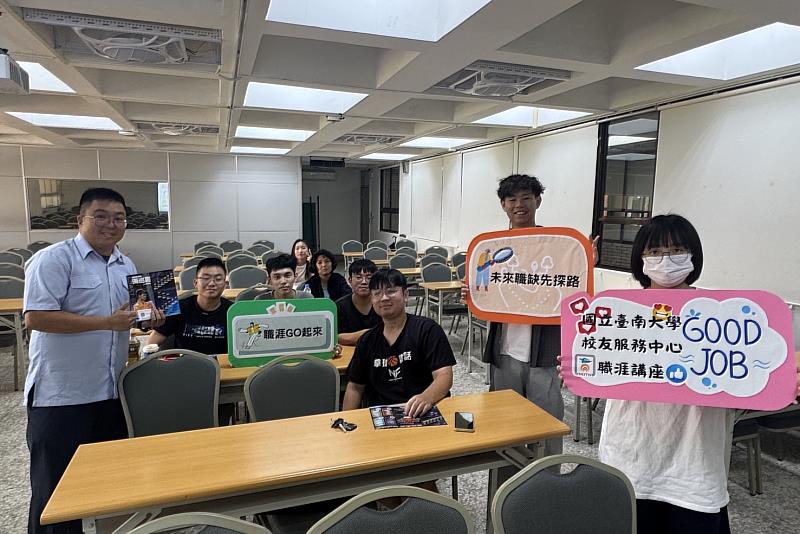活動現場互動熱絡，南大師生與海巡署人員合影交流，共同推廣海洋守護理念。