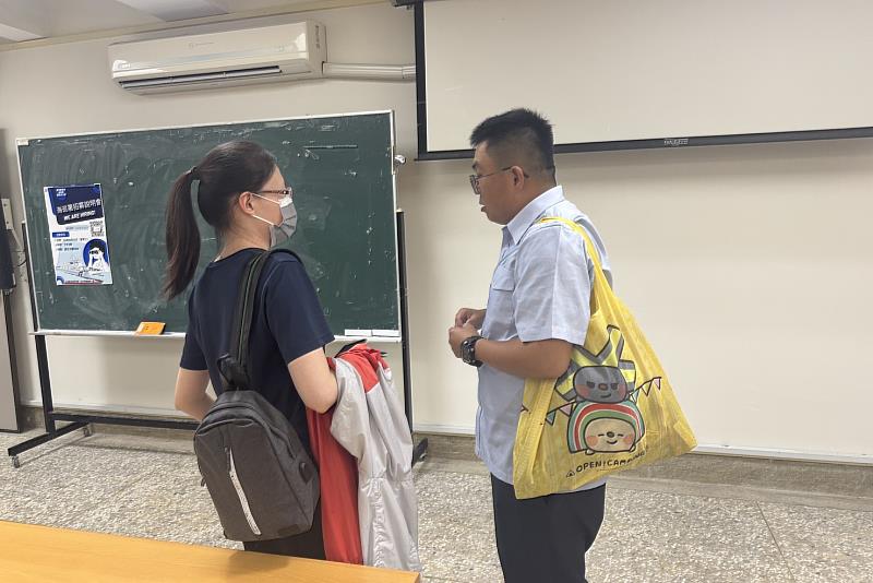 活動結束後，南大同學向講者進一步詢問招募流程與工作細節。