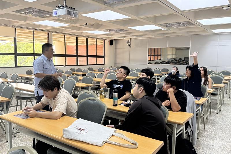 南大同學專注聆聽招募說明，積極瞭解公職考試與訓練課程相關資訊。