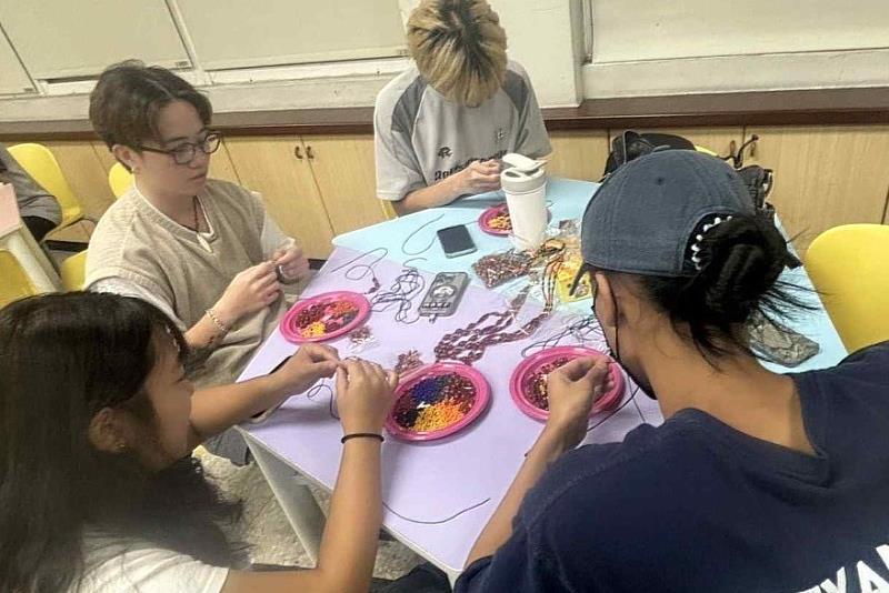 南大學生專注進行排灣族項鍊手作,體驗文化工藝之美與創作過程中的自我探索。