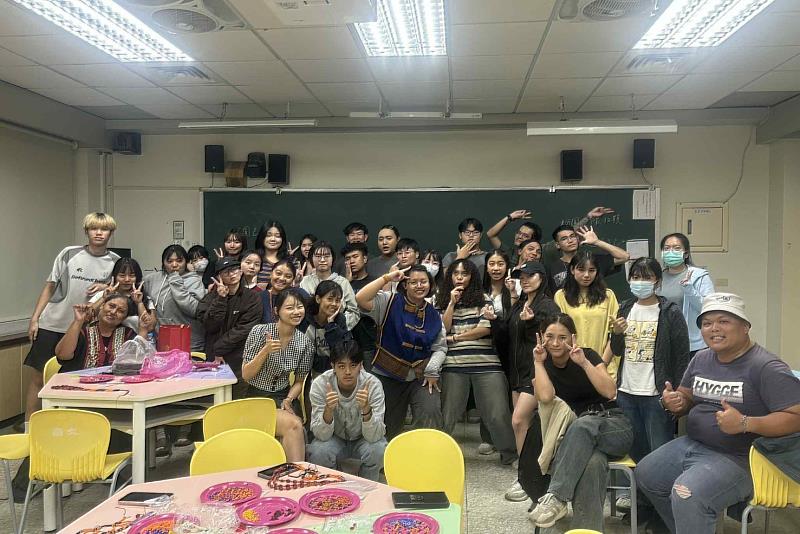 南大原住民族學生資源中心舉辦「Sayhu!你來說職涯講座」,以文化串珠體驗引導學生思考職涯方向。
