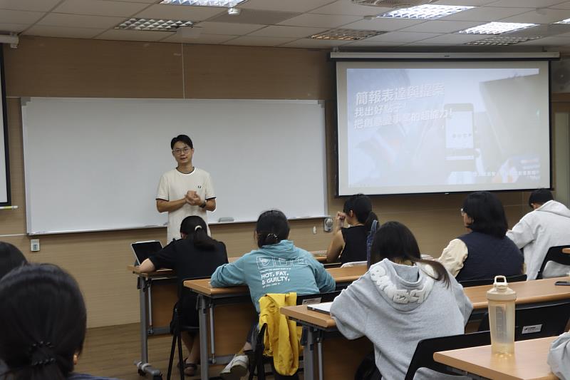 南大校友、敏逆創新顧問有限公司王慧龍執行長以實務案例講解簡報與提案要領。