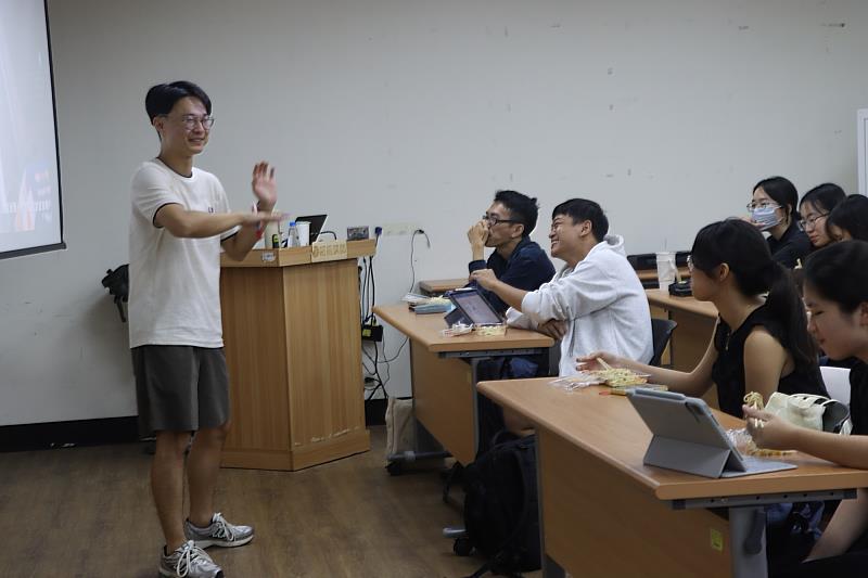 課堂中學生踴躍發問與王慧龍執行長交流,現場互動熱烈。