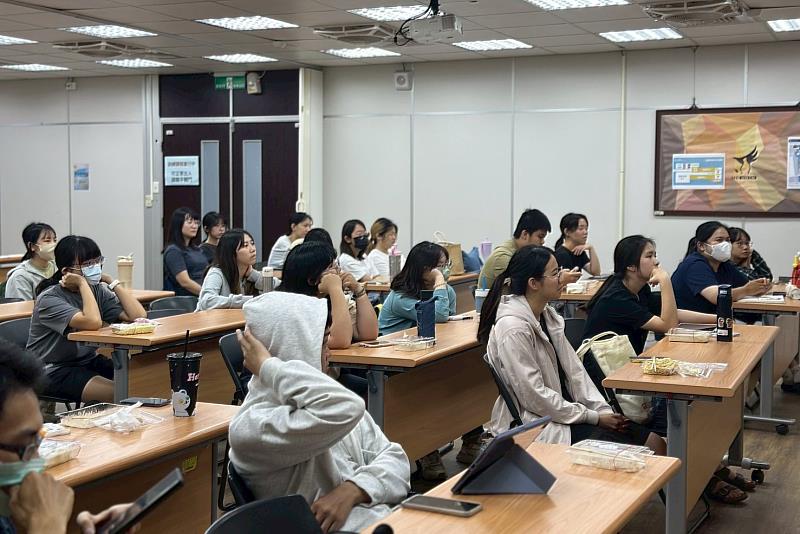 南大創新育成中心舉辦「創業實踐力系列課程」，學生專注聆聽提案表達技巧分享。