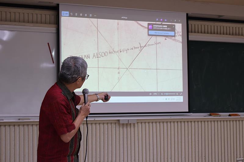 翁佳音老師以古地圖與荷蘭文獻對照，說明「罾門」、「鹿耳門」等地名的由來與演變。