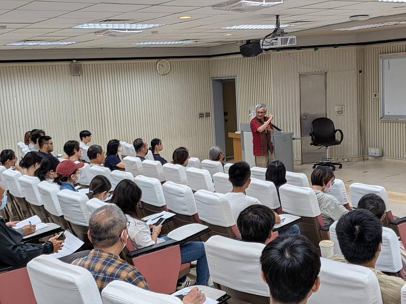 南大師生專注聆聽,感受地名背後的歷史脈動。