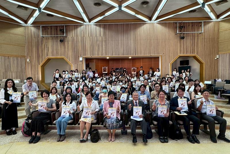 臺南大學校長陳惠萍(前排中)出席開幕式,期勉教育工作者攜手推動包容與共融的教育實踐。
