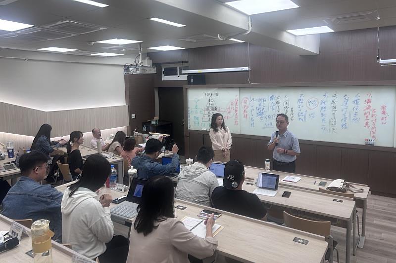 南大經管系主任蕭詠璋教授鼓勵在職生將課程所學導入職場,持續精進跨域管理思維。