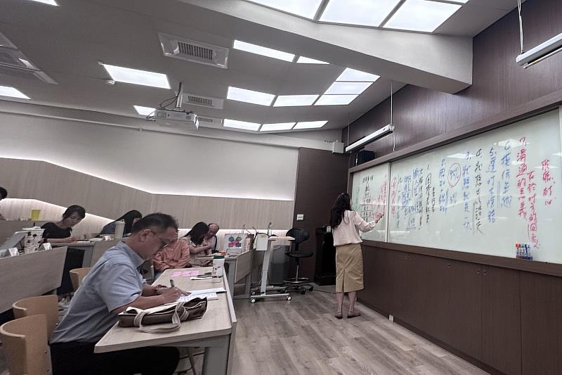 講師吳璨因以DESC與NVC框架示範職場對話技巧,協助南大同學提升領導與協作表達力。