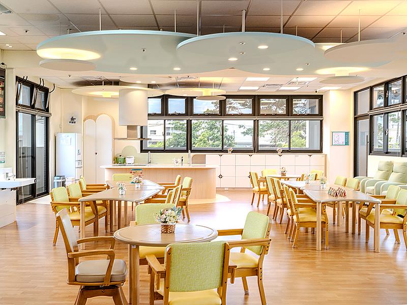 鹿草百禧日間照顧中心引進日本高齡友善適老家具及輔具，明亮寬敞並設有多功能活動區