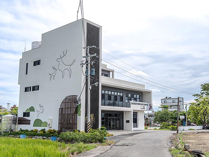 活化重寮國小部分校地 ，興建而成的「鹿草百禧日間照顧中心」