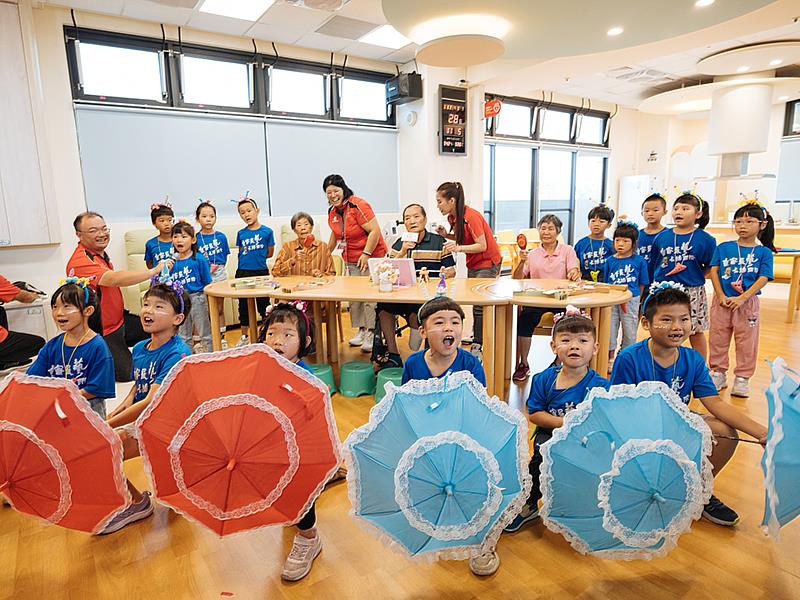 長輩與重寮國小的孩子們攜手用陶笛演奏〈小蜜蜂〉及表演〈ㄧ隻小雨傘〉，樂聲交織成最動人的祝福！