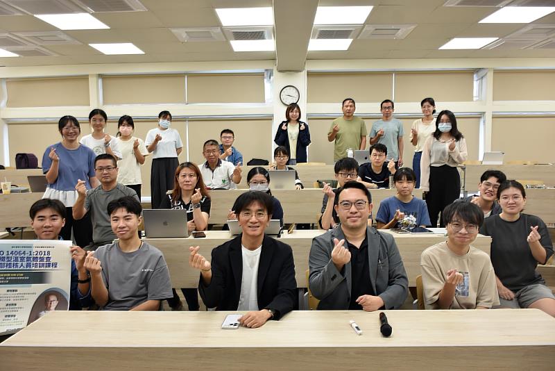 南大師生專注參與ISO 14064-1課程實務演練,深化對溫室氣體盤查流程與碳管理知能的理解。