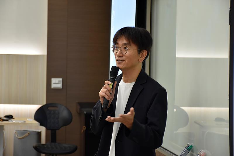 南大管理學院劉子歆院長於課程中勉勵師生,將永續思維融入專業學習與校園行動。