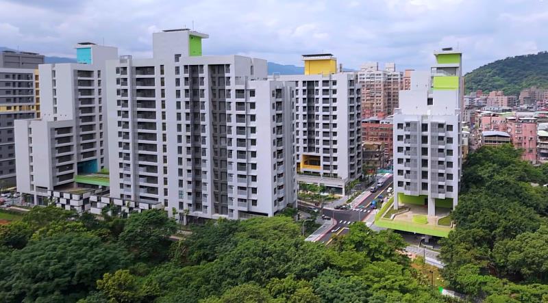 三峽國光二期社宅附近有國立台北大學、北大國小、龍埔國小、三峽國中,且距離捷運三鶯線三峽站(LB06)步行3分鐘內可達。(新北住都中心提供)