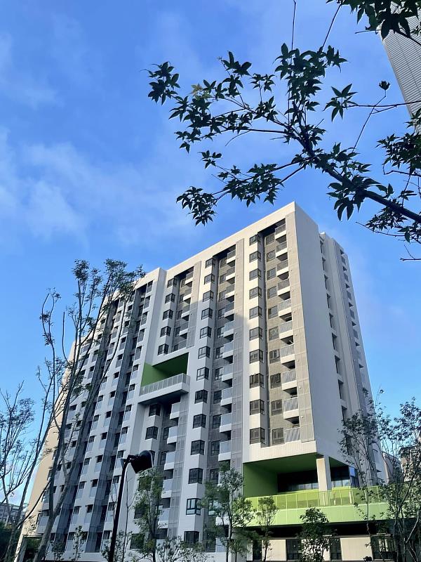 三峽國光二期社宅附近有國立台北大學、北大國小、龍埔國小、三峽國中,且距離捷運三鶯線三峽站(LB06)步行3分鐘內可達。(新北住都中心提供)