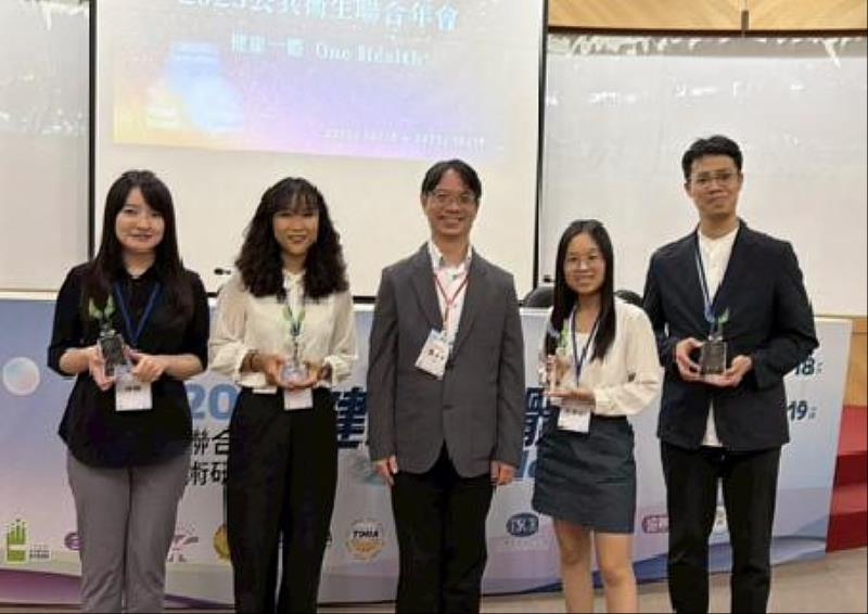 中國醫大職安系碩士生莊寶茹同學（右2）與獲獎同學合影。