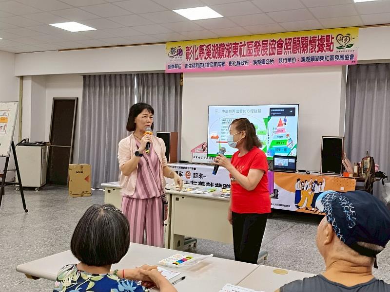 中高齡民眾在5050計畫據點辦理的就業準備課程中互動踴躍