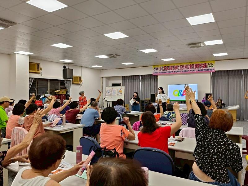 銀髮據點就服人員前往5050計畫的跨部會據點宣導就業資源