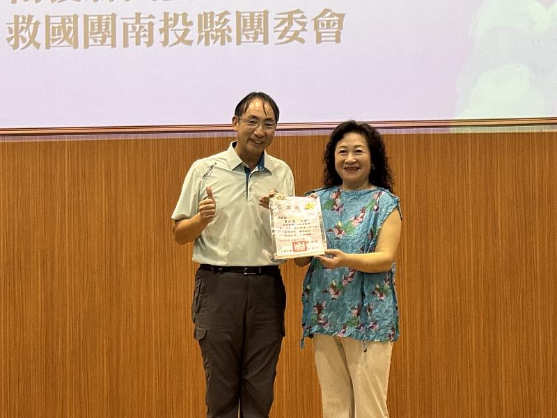 爽文國小校長林順智頒發感謝狀予南投縣團委會指導委員蕭淑蓮