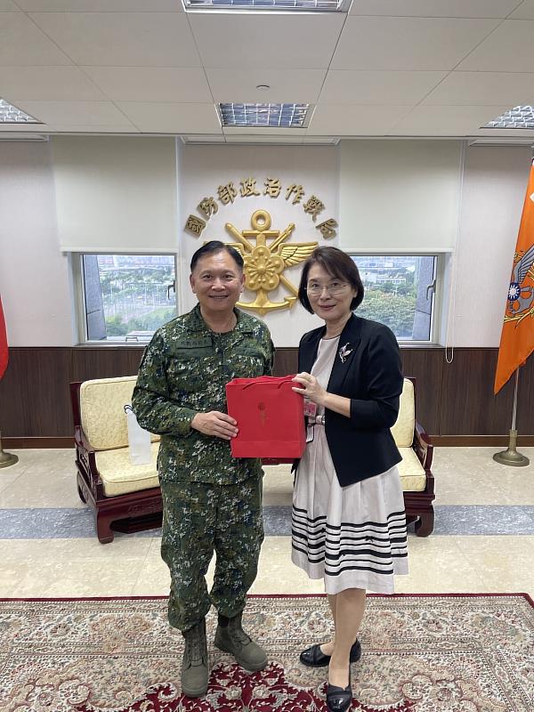 實踐大學洪久賢校長與國防部政戰局局長史順文陸軍中將合影