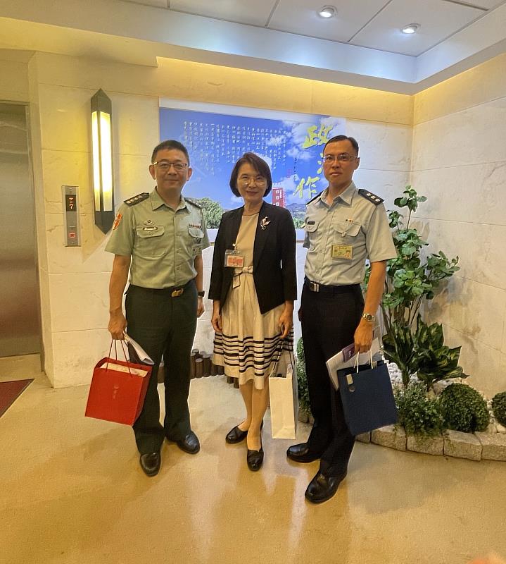 洪久賢校長(中)與本校傑出校友藍峰上校(左1)、凃勝傑(右1)上校合影