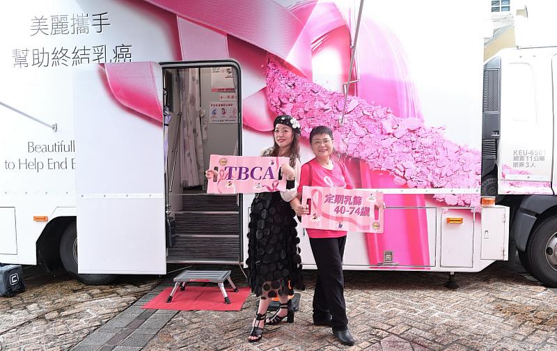 中華民國乳癌病友協會理事長黃淑芳(右)與金曲歌后秀蘭瑪雅共同呼籲女性定期篩檢。(圖片來源:中華民國乳癌病友協會)