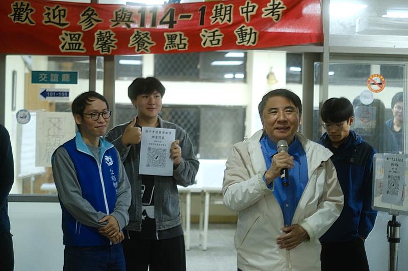 許泰文校長鼓勵大家「吃飽、休息好、考試順利！」