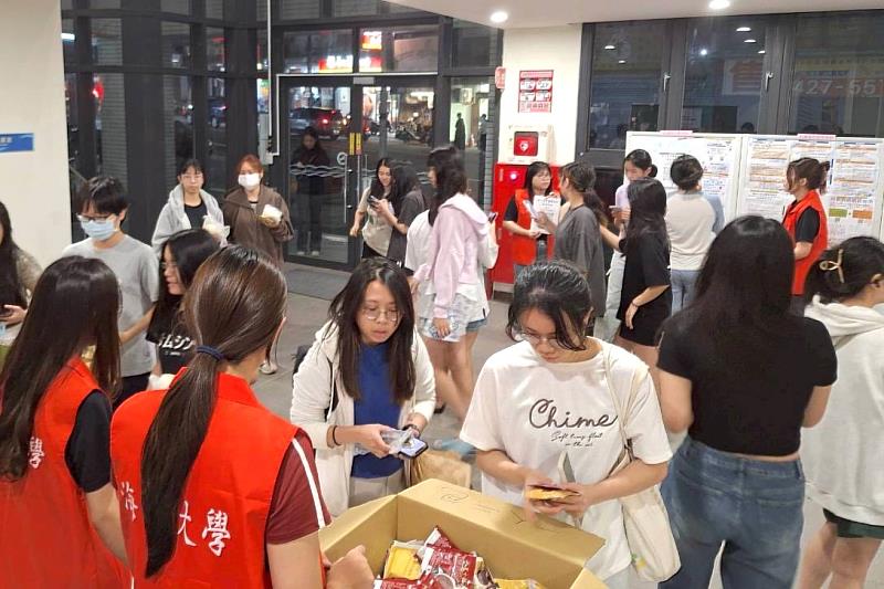 學生們井然有序的取餐