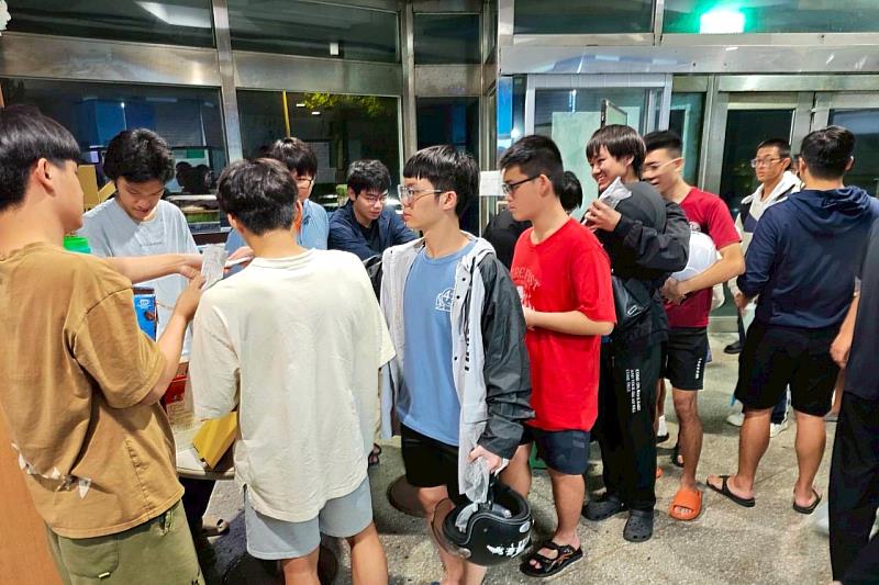 學生們井然有序的排隊取餐