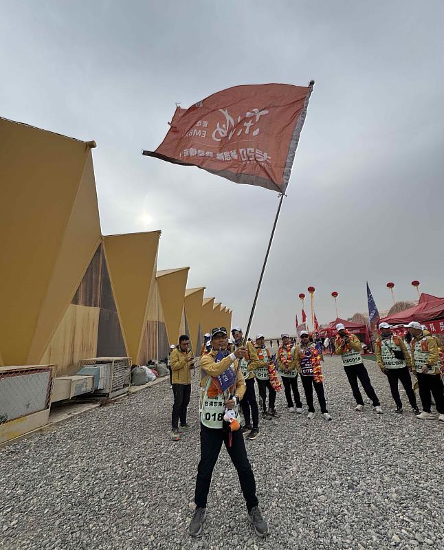 許和捷院長率領東海大學管理學院EMBA前往敦煌戈壁沙漠路跑,團隊拿下4項大獎。