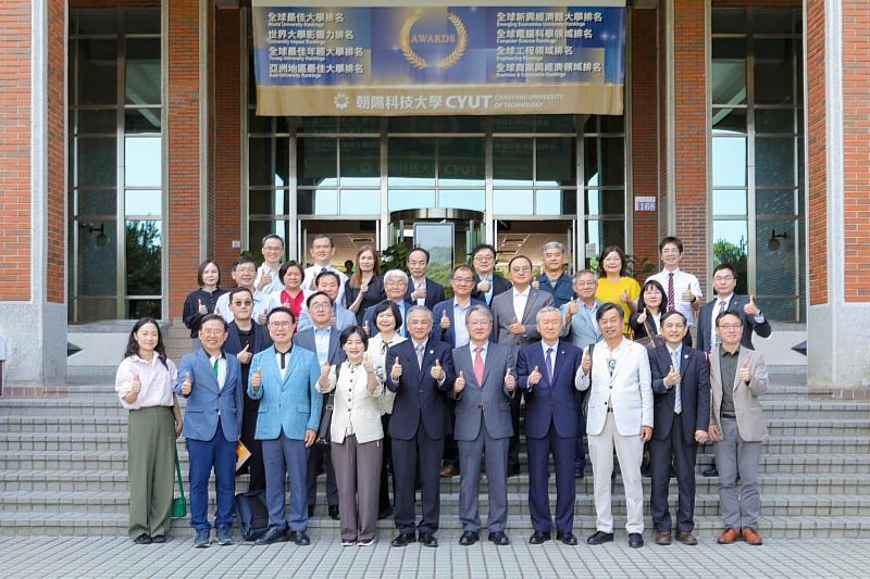 韓國專科大學教育協議會（KCCE）代表 韓國永進專門大學校長崔宰榮(前排右五)等27位韓國高校校長參訪朝陽科大，與校長鄭道明（前排左5）合影。