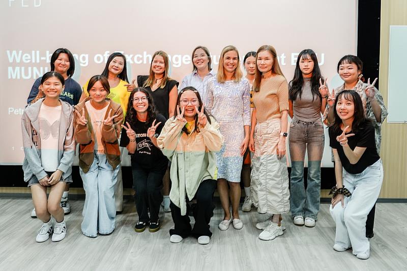 透過臺灣國家重點領域國際合作聯盟(UAAT)國際年輕學者短期訪問獎助計畫,朝陽科大邀請姊妹校捷克馬薩里克大學教育學院副院長佩特拉‧維斯特奇洛娃(前排左5)蒞校演講,深化國際交流。