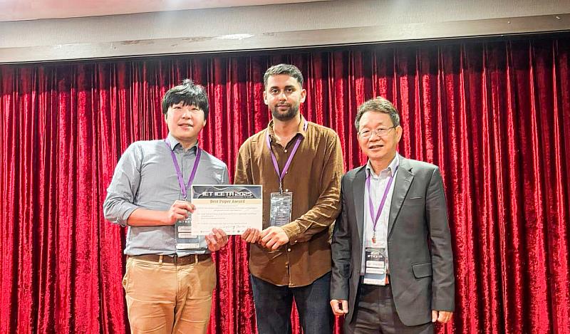 朝陽科大資訊管理系巴基斯坦碩士生Saad Tariq（中）勇奪IET ICETA 2025國際研討會最佳論文獎，表現十分優異。