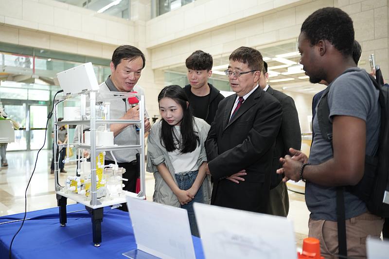 興大高教深耕成果展開幕 展現多元特色領域成果