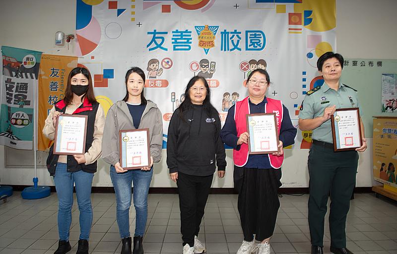 文化大學王淑音副校長頒發感謝狀予臺北市警察局士林分局、交通大隊、環保局、國防部人才招募中心及「張老師」基金會等協辦單位,感謝共同推動友善校園理念。