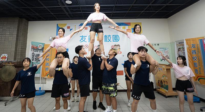 文化大學啦啦隊以青春熱舞揭開友善校園週序幕,輕盈舞姿與熱情樂曲展現文大學子朝氣與正能量。