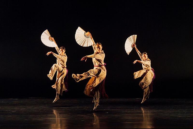 銅牌獎-何懷博《間》從東方哲學延伸「無」與「空」