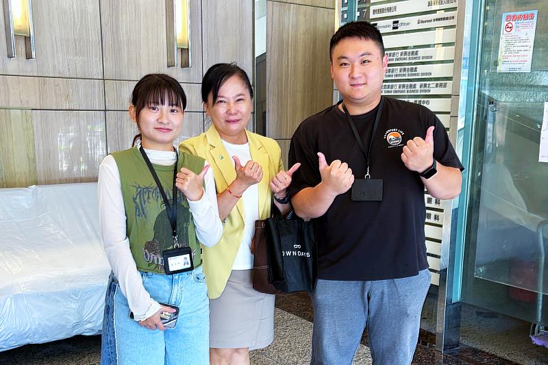 中金院金融職訓處處長邱秀婕(中)訪視金融管理學院學士班學生盧宣妍(左)與劉佑民在中信銀行承德分行法金徵信部門實習情形。(圖/中金院提供)