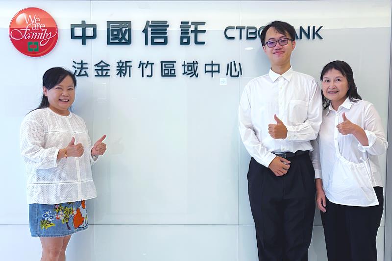 中金院金融職訓處處長邱秀婕(左)偕財金系系主任林淑萍(右)訪視財金系學生李俊賢在中信銀行法金新竹區域中心的實習情形。(圖/中金院提供)