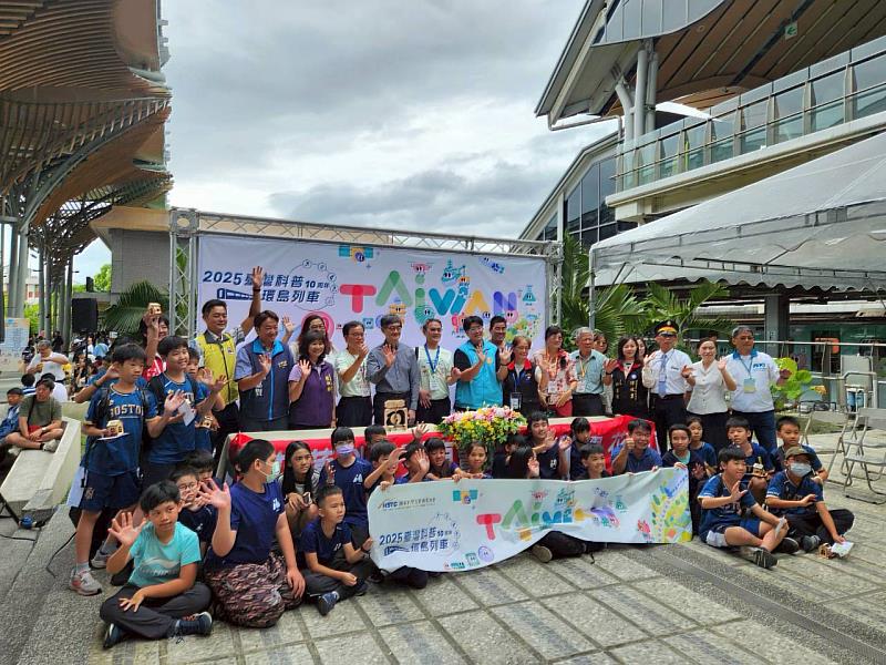 花蓮站開幕交接儀式貴賓合影。