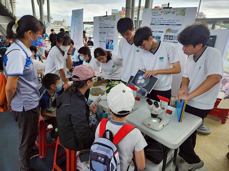 慈濟附中的「『鱟』宮傳奇」帶大家認識鱟的古老身世。