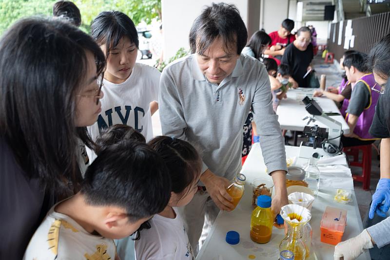 東華大學生醫系李佳洪老師帶領親子民眾觀察抗氧化情形。