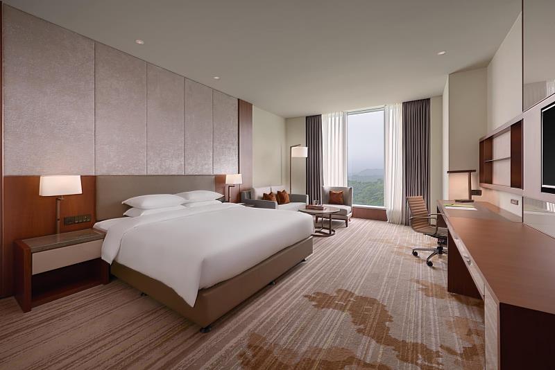 入住演唱會球賽首選、南港車站四鐵共構的六福萬怡酒店,萬豪旅享家限定專案,加65元++就送萬豪點數6,565點。