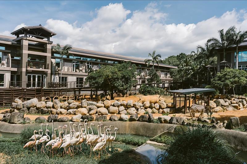 關西六福莊推出「FUN鬆玩」住宿專案,每張$6,188,雙人入住含早餐,再享六福村兩日入園手環、非洲探險遊戲島與淺山農場導覽。