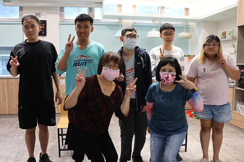 服務對象剪髮後展現自信美,開心與志工合影